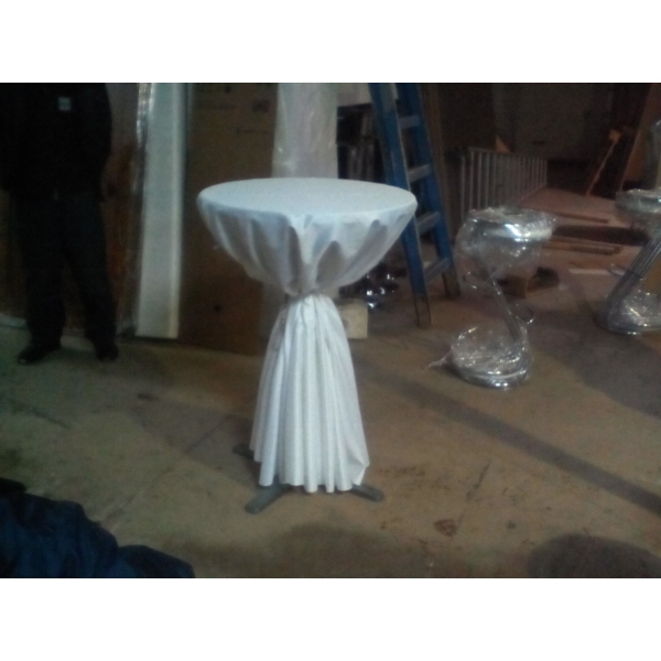 Коктейльный стол D70*H105см с белой скатертью и бантиком круглый 02-053 в аренду. Фото 3