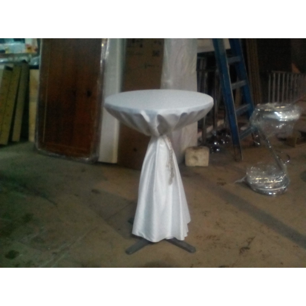 Коктейльный стол D70*H105см с белой скатертью и бантиком круглый 02-053 в аренду. Фото 4